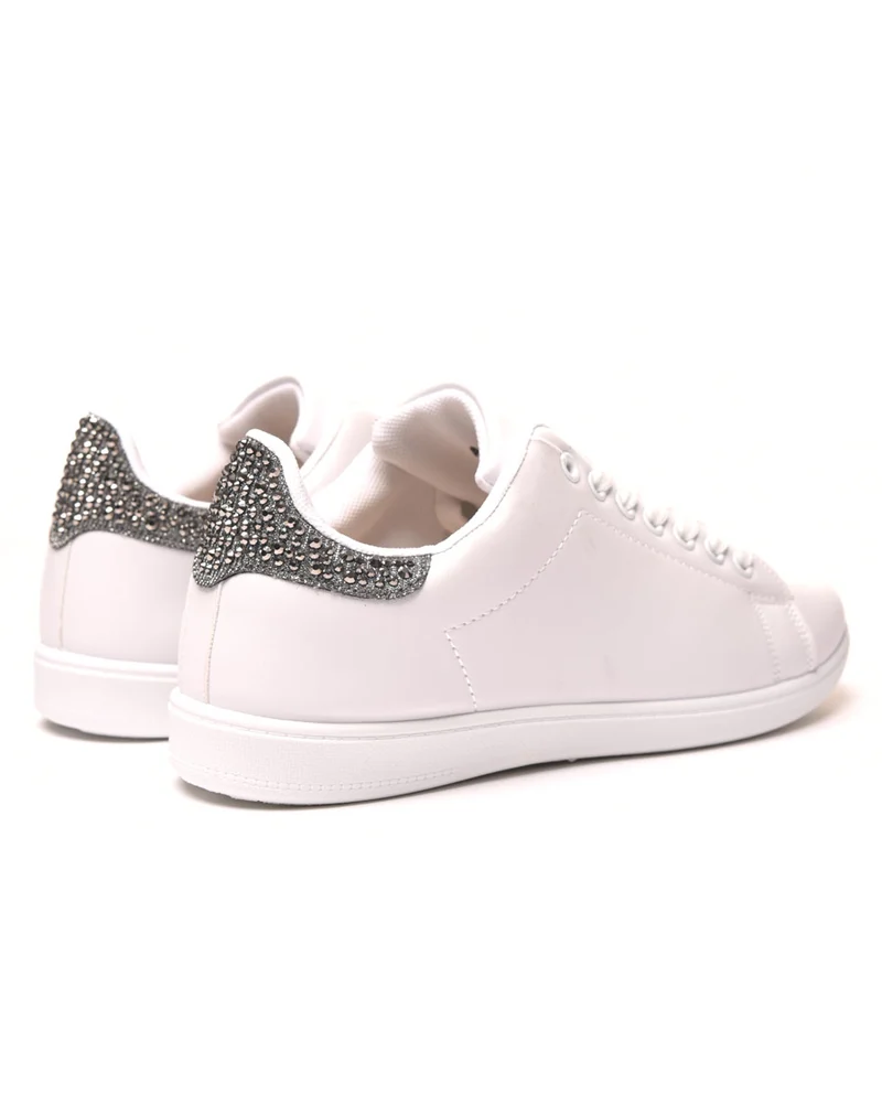 Baskets blanches avec détails strass noirs à l'arrière
