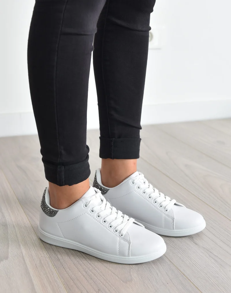 Baskets blanches avec détails strass noirs à l'arrière