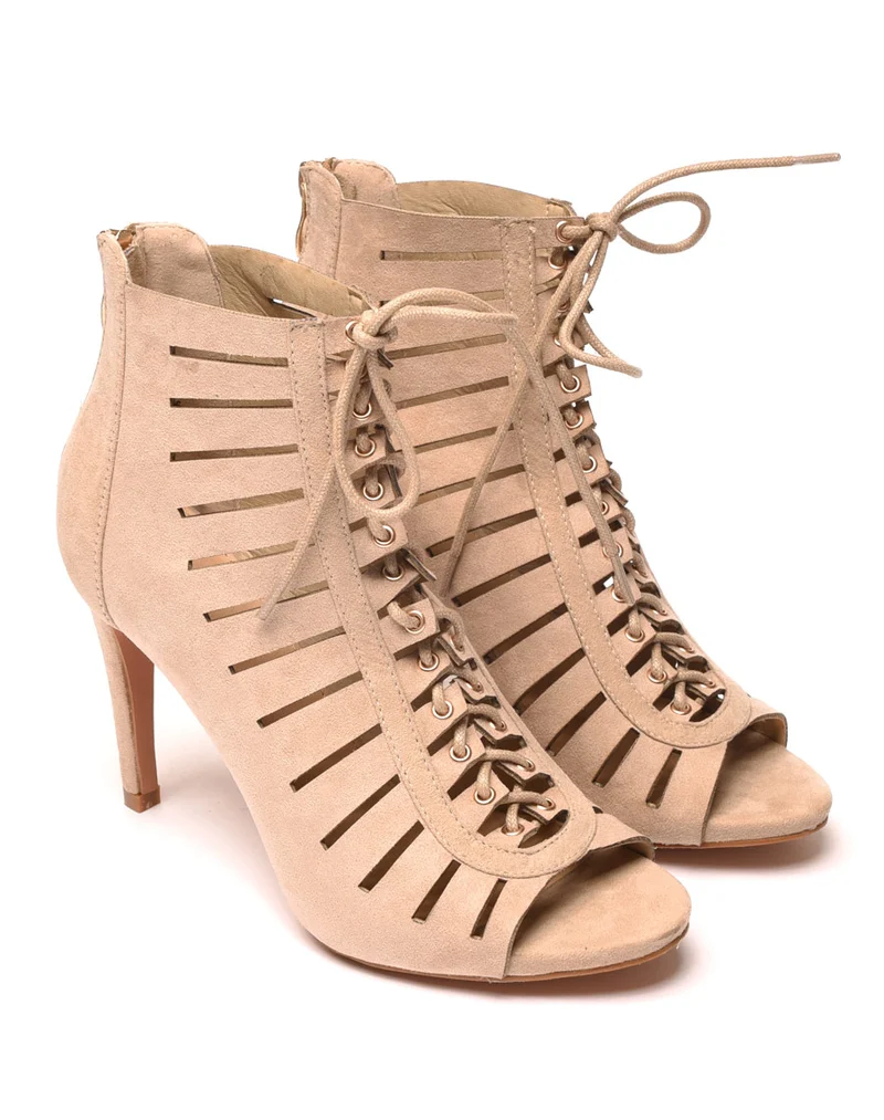 Sandale à talon beige perforé avec lacet