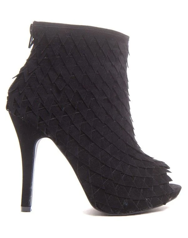 Bottine noire à talon avec franges et bout ouvert