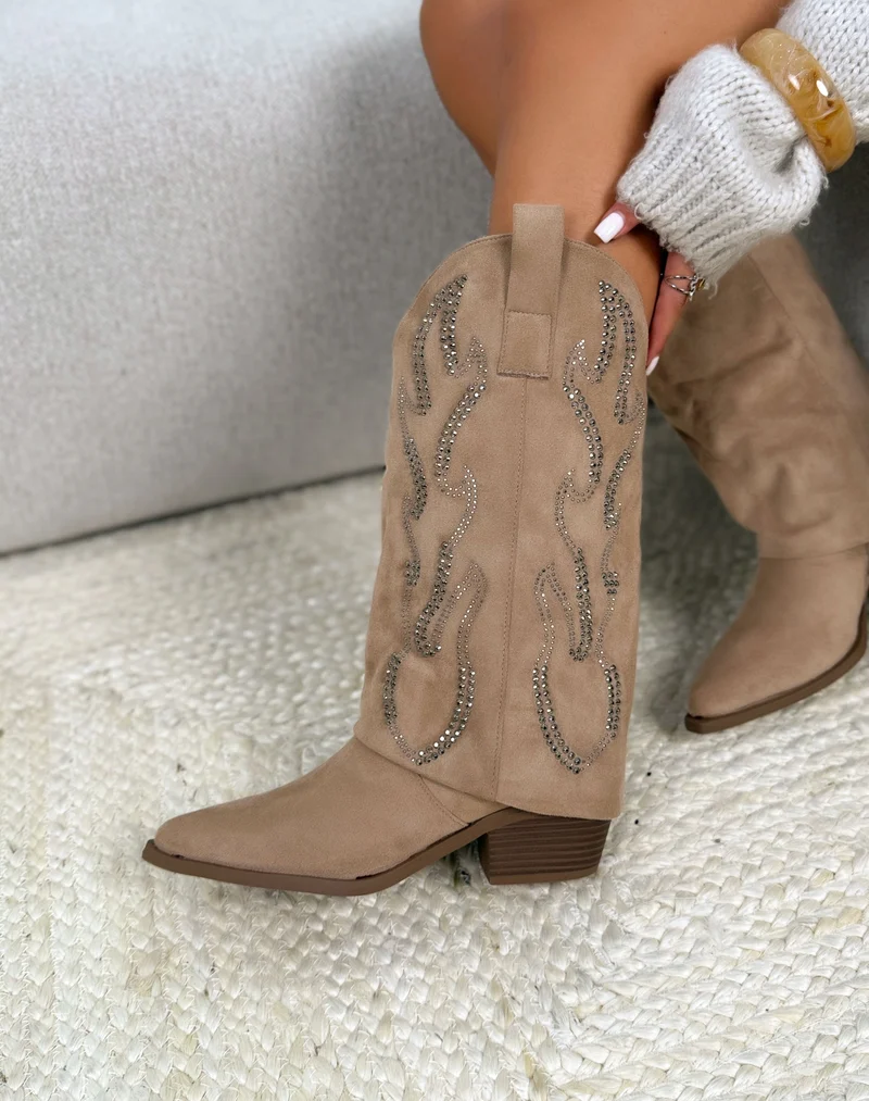 Botte santiag femme beige élégante en suédine avec strass argentés et talon biseauté