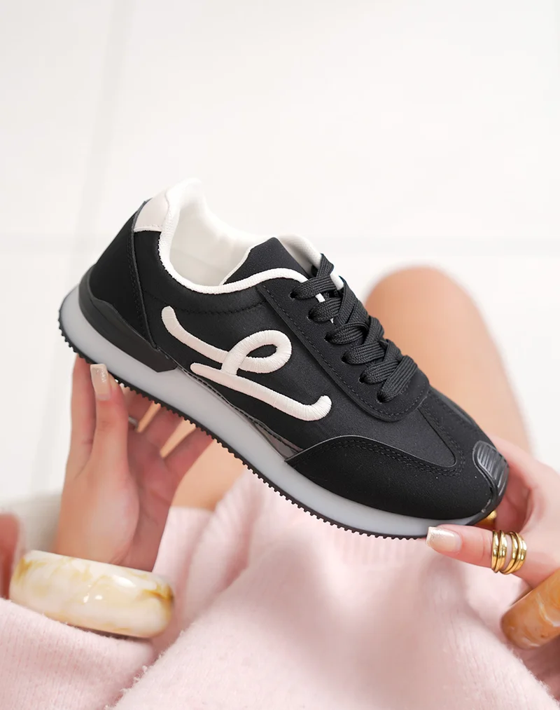 Basket femme noire tendance avec lettre "L" blanche tissée
