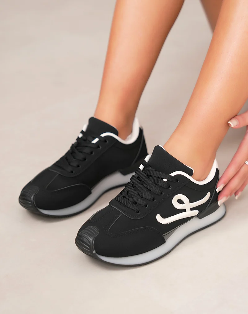 Basket femme noire tendance avec lettre "L" blanche tissée