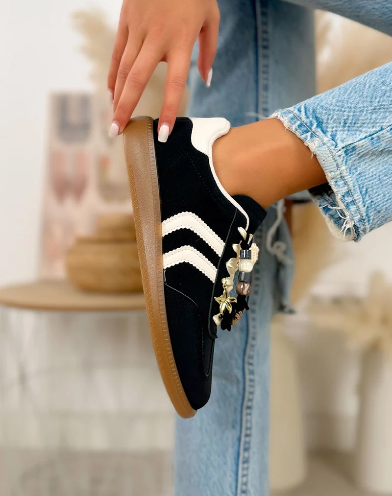 Basket femme noire tendance en suédine avec bandes blanches et bijoux fleurs dorés