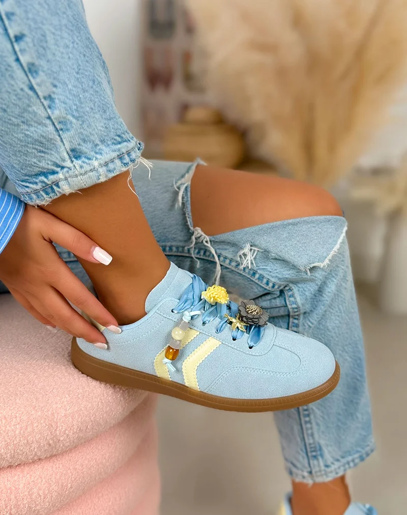 Basket femme bleue pastel tendance en suédine avec bijoux fleurs et bandes jaunes
