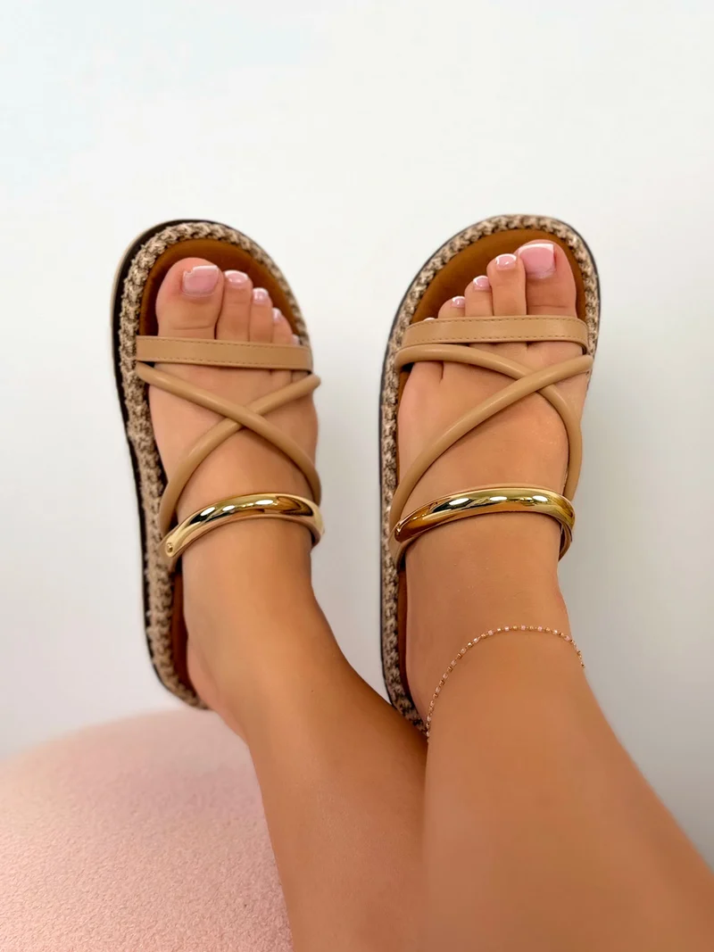 Mule femme beige foncé élégante à brides dorées et semelle tressée