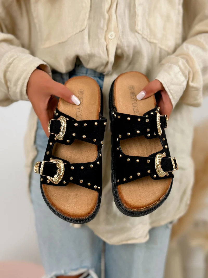 Mule femme noire en suédine cloutée avec boucles dorées à plateforme