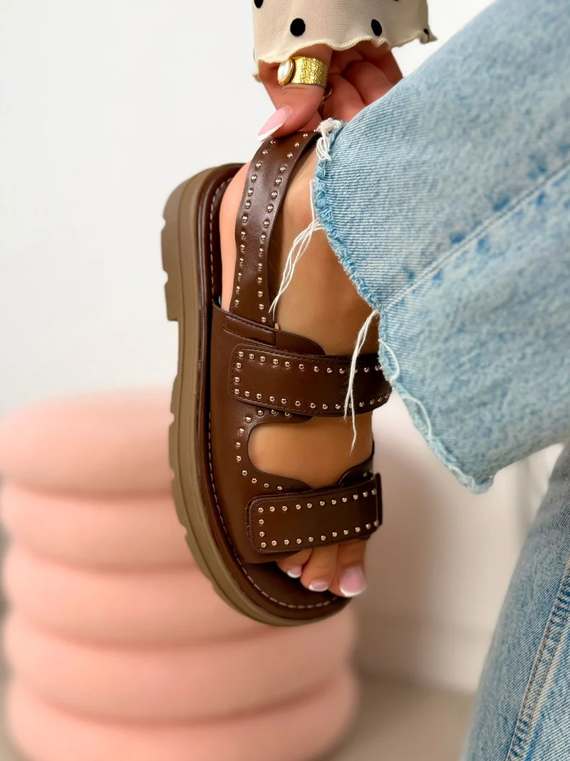 Nu-pieds femme marron élégants à scratchs cloutés et semelle crantée