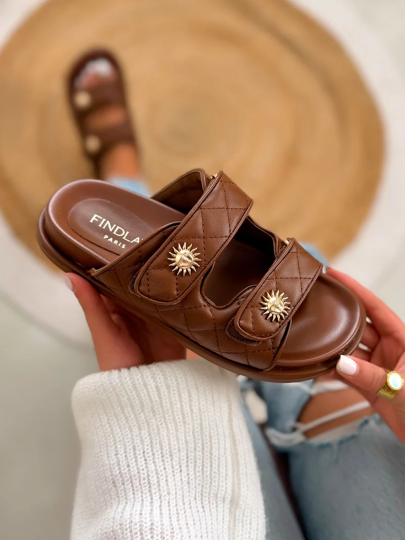 Mule femme marron tendance matelassée à scratch avec détails soleil doré