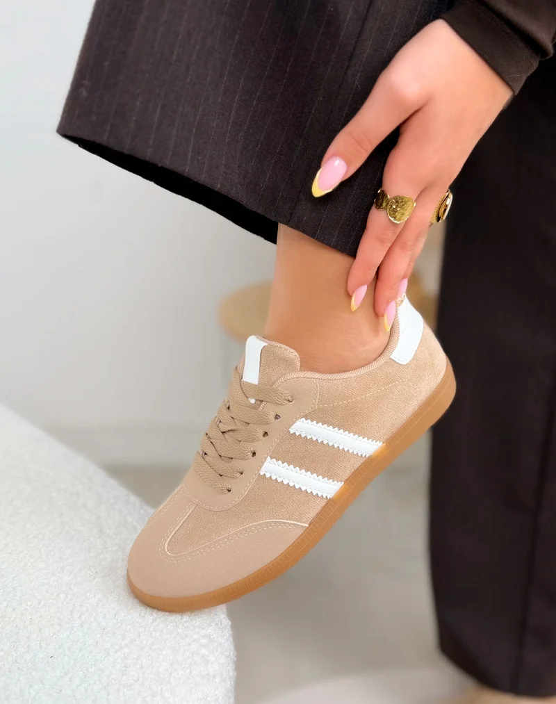 Basket femme beige élégante en suédine avec bandes blanches et semelle plate