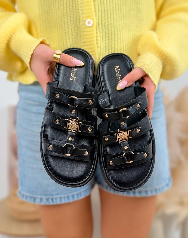 Mules femme noires tendance à triple lanière avec bijoux dorés et semelle crantée