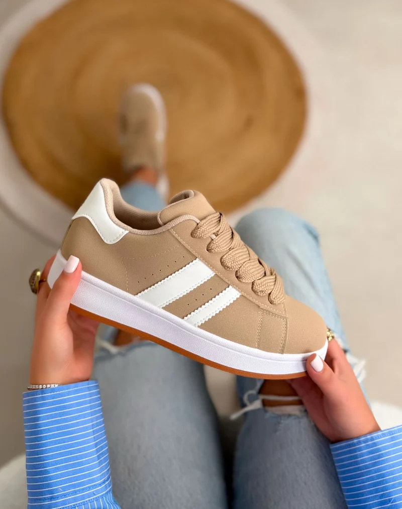 Basket femme beige tendance avec lacets larges et bandes blanches
