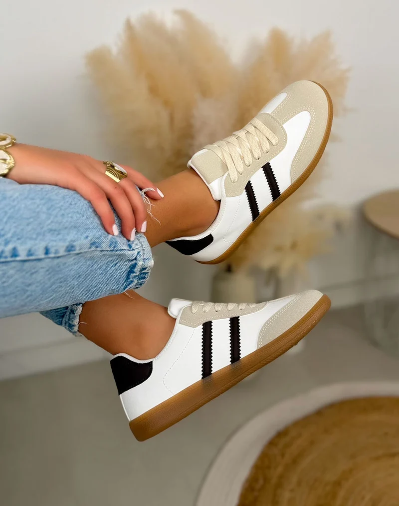 Basket femme blanche tendance avec empiècements beige et bandes marron