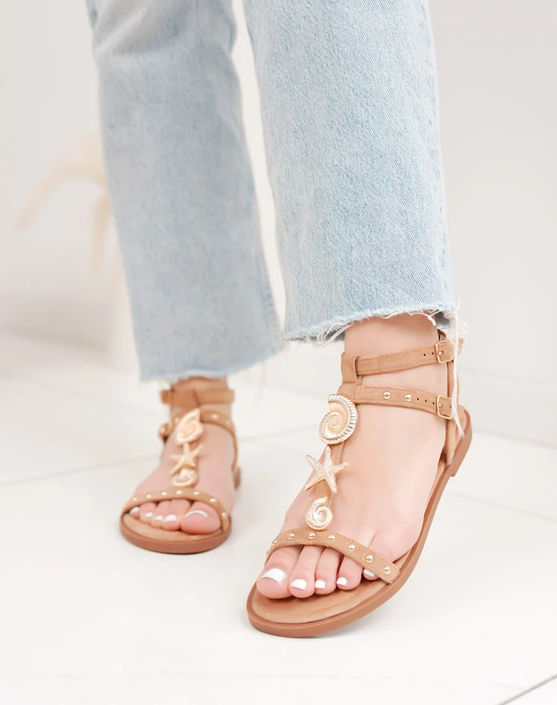 Sandale femme camel élégante en suédine à détails bijoux dorés et double lanière