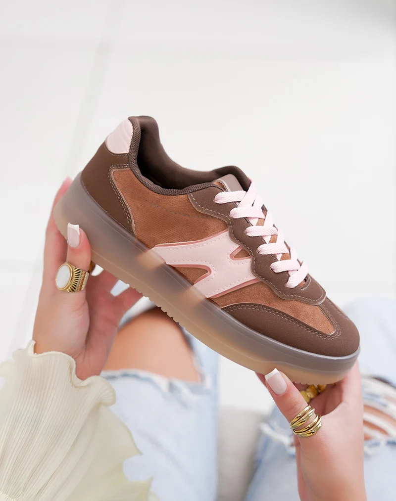 Basket femme marron tendance avec empiècement rose et lacets roses