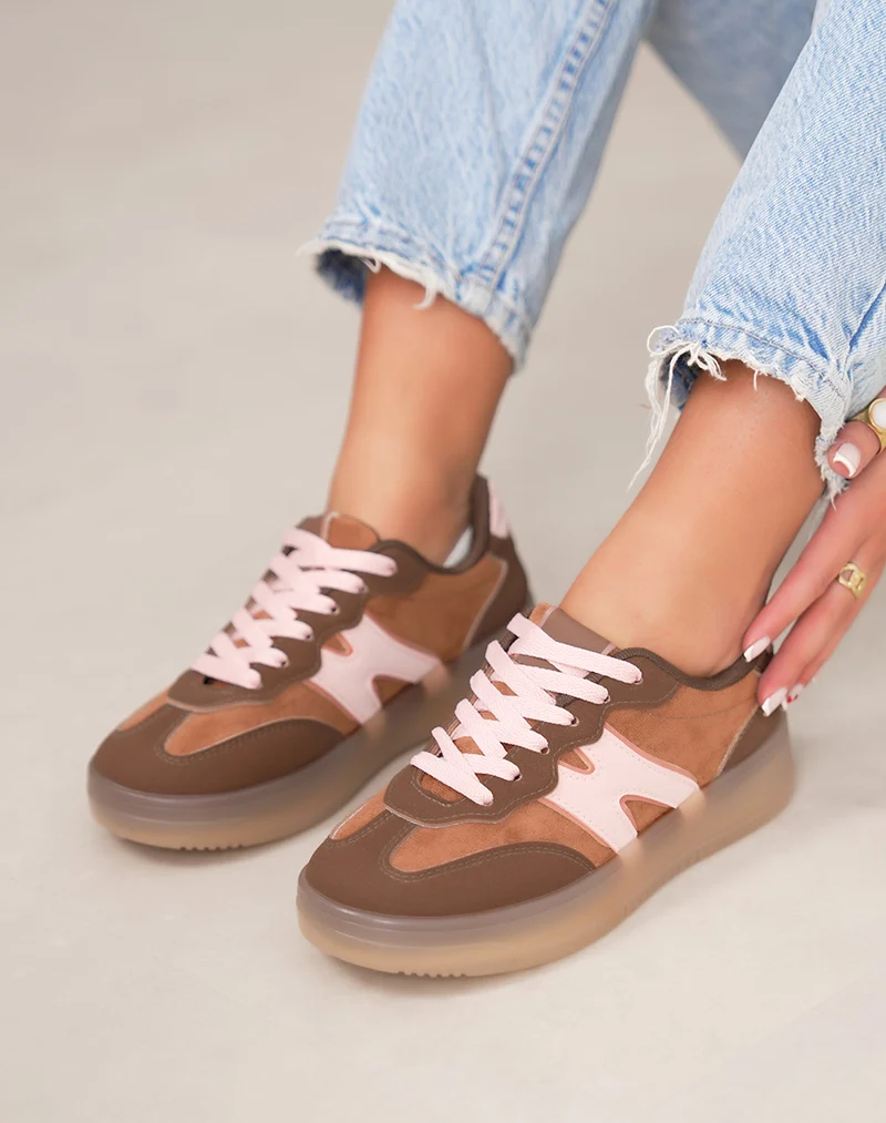 Basket femme marron tendance avec empiècement rose et lacets roses