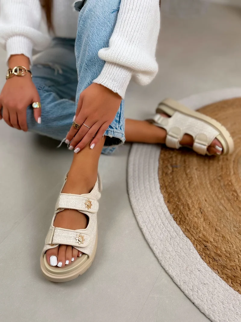 Nu-pieds femme beige tendance en tweed avec scratchs ajustables et détails soleil doré