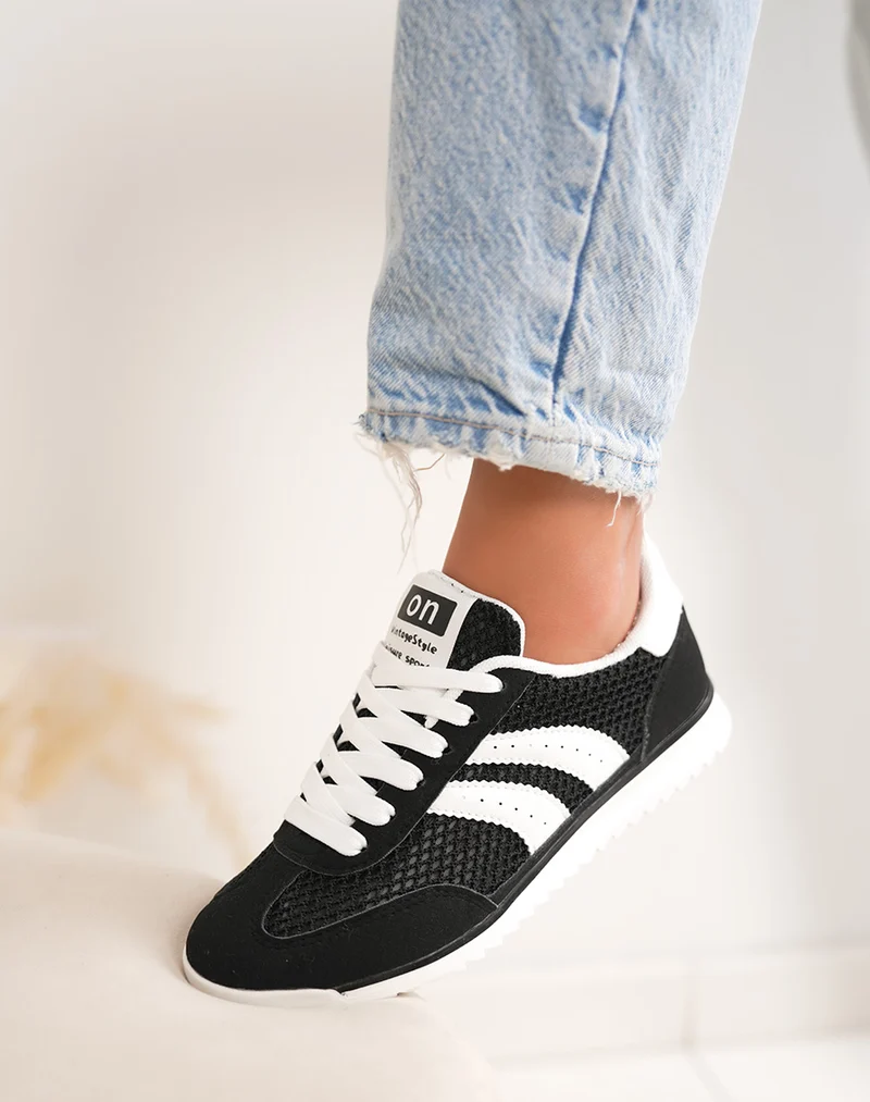 Basket femme noire tendance à empiècements blancs style rétro chic