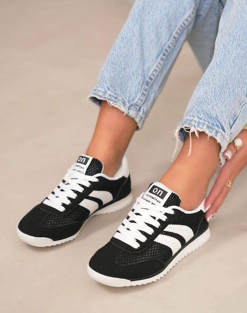 Basket femme noire tendance à empiècements blancs style rétro chic