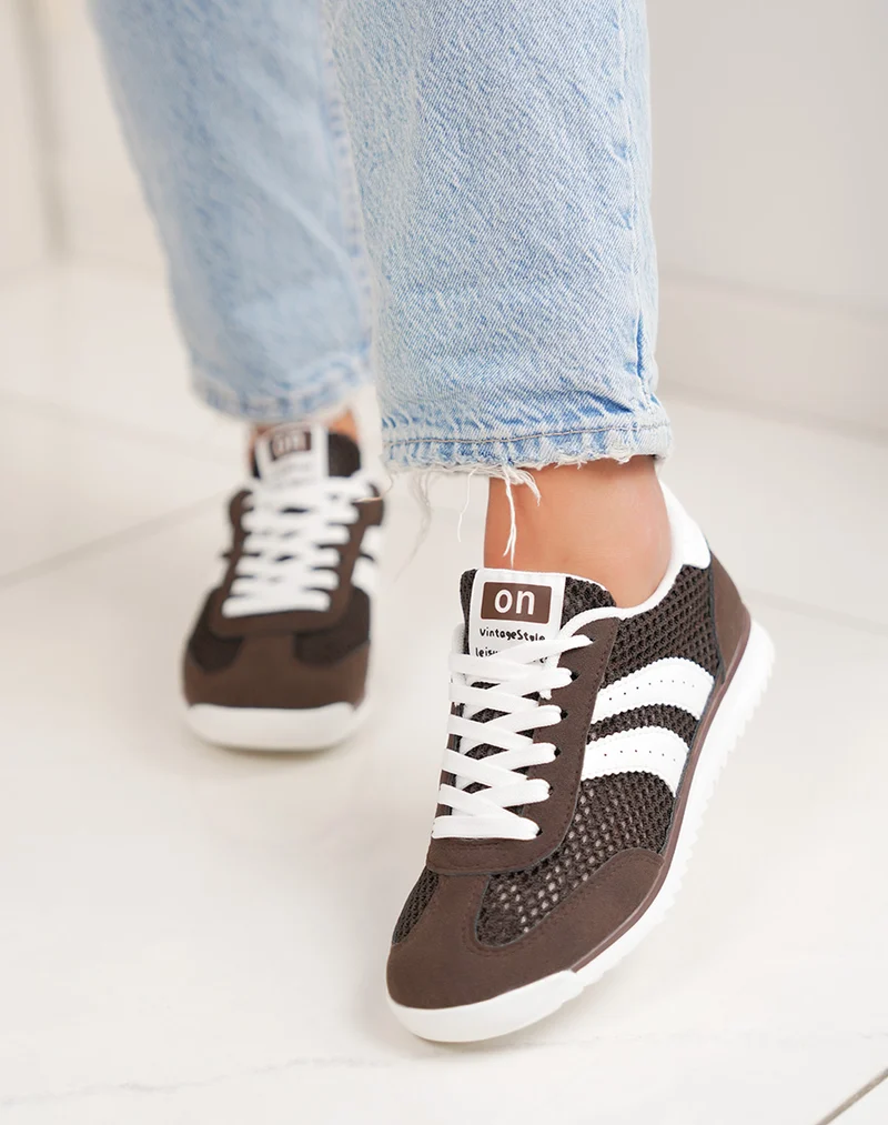Basket femme marron tendance avec empiècements blancs style rétro