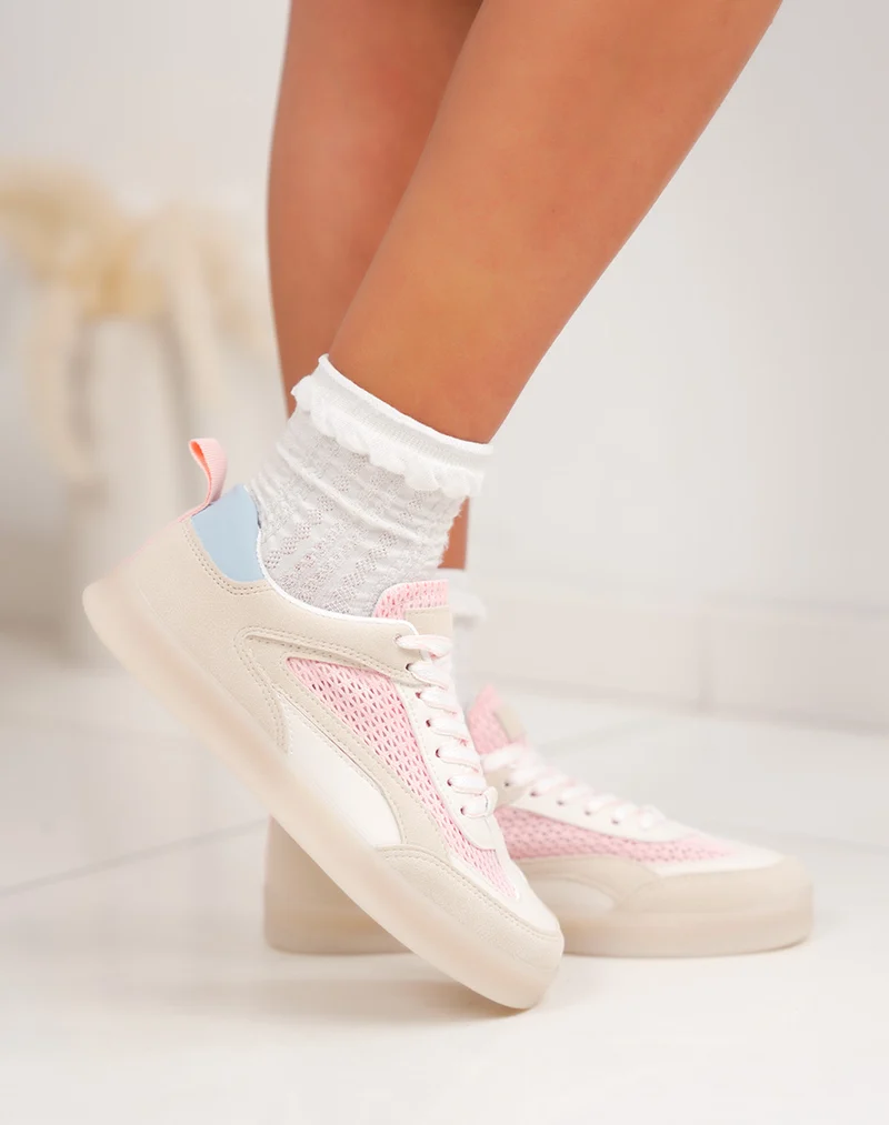Basket femme blanche et rose élégante avec empiècements suédine beige et bleu pastel