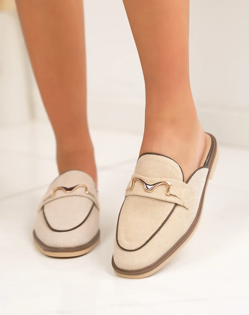 Mule mocassin femme beige effet tissé élégante avec bijou doré et contour marron contrastant