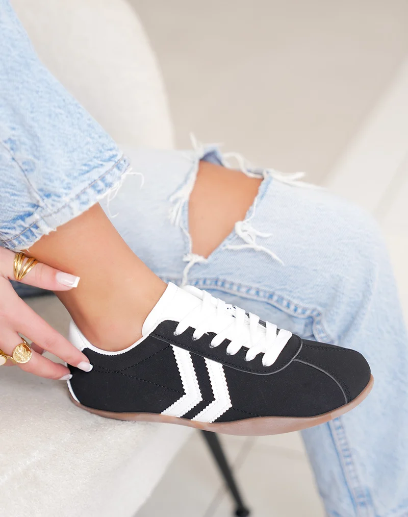 Baskets femme noires tendance à empiècement blanc style sportif chic