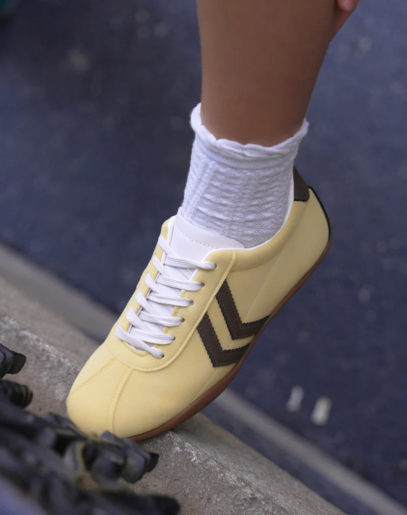 Baskets femme jaunes tendance à empiècements marron style rétro