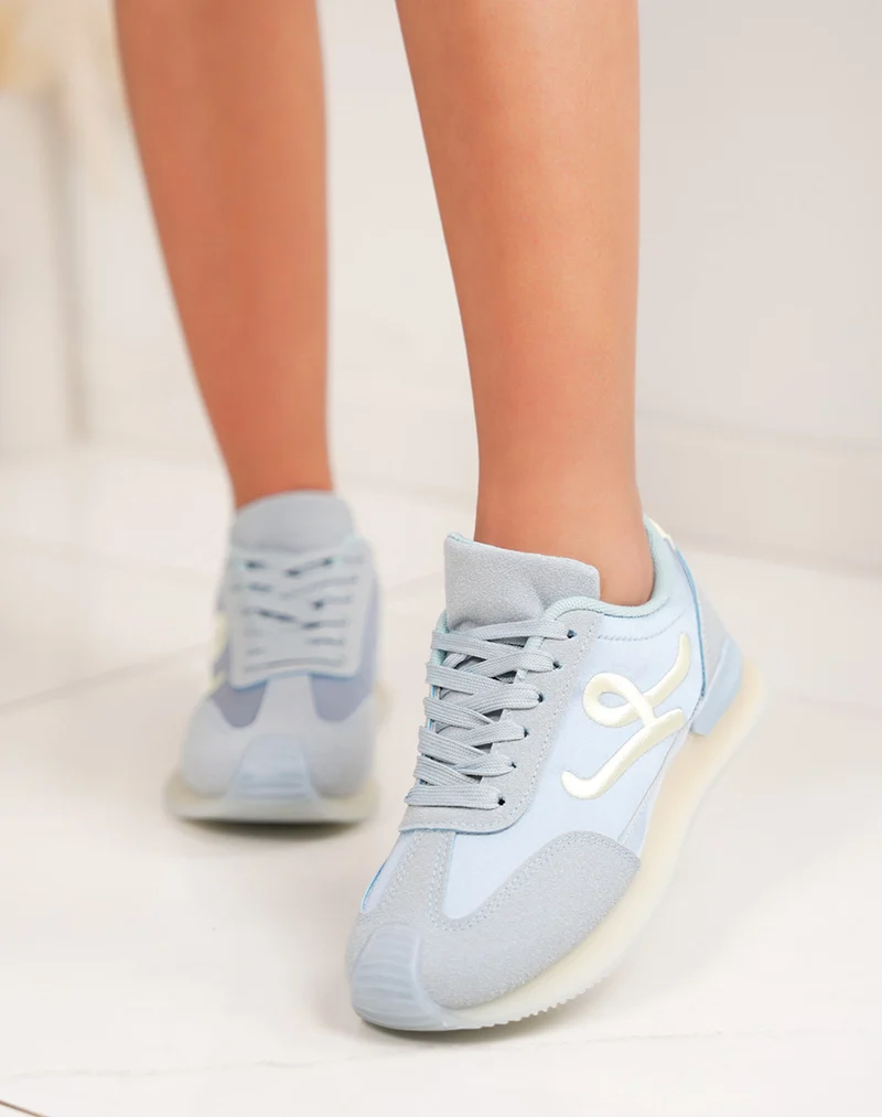 Basket femme bleu pastel tendance avec lettre "L" tissée