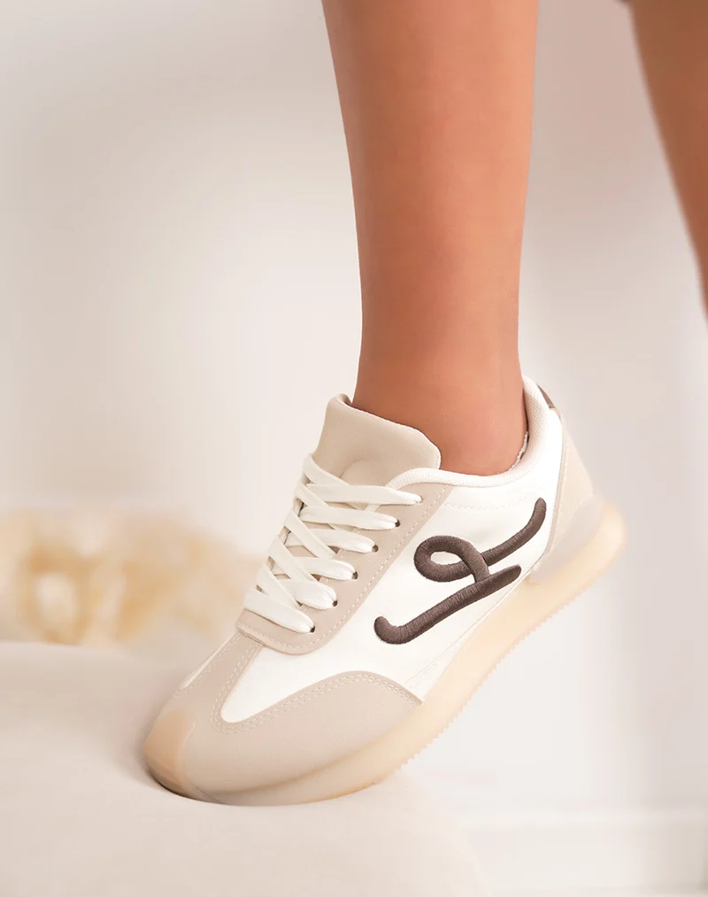 Basket femme blanche élégante avec empiècements beiges et lettre L marron