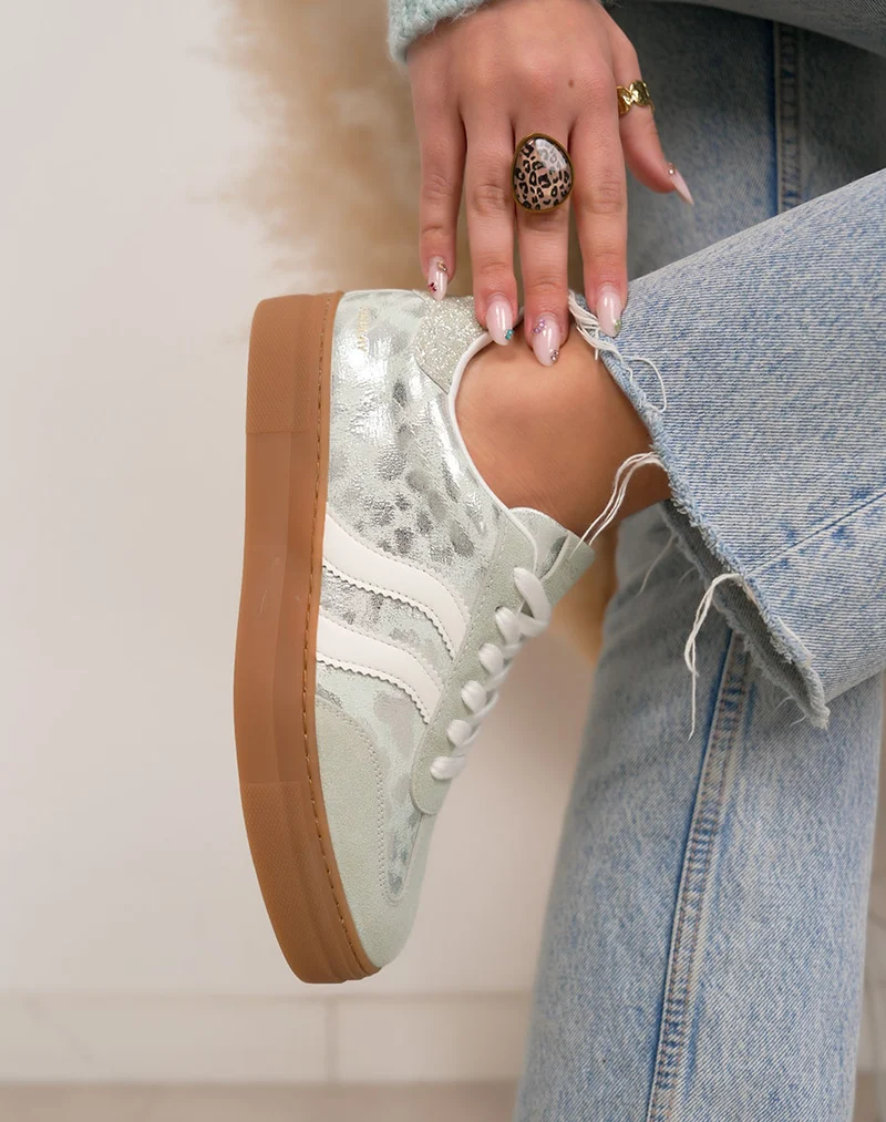 Basket femme vert pastel tendance à empiècements léopard et pailletés avec semelle camel