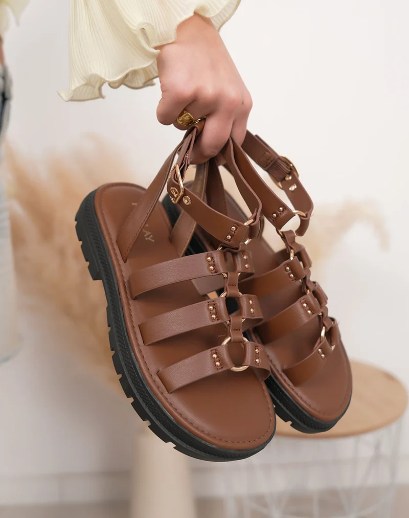 Nu-pieds femme marron à brides multiples avec anneaux dorés et semelle crantée