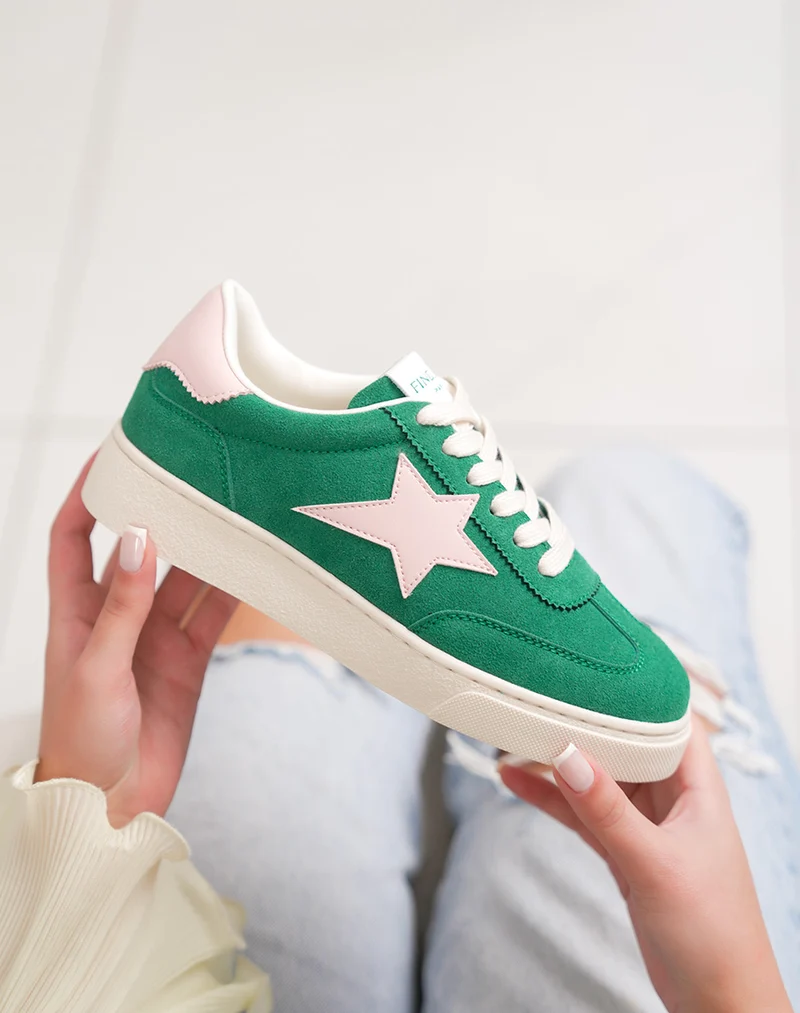 Basket femme verte tendance en suédine avec étoile rose clair moderne