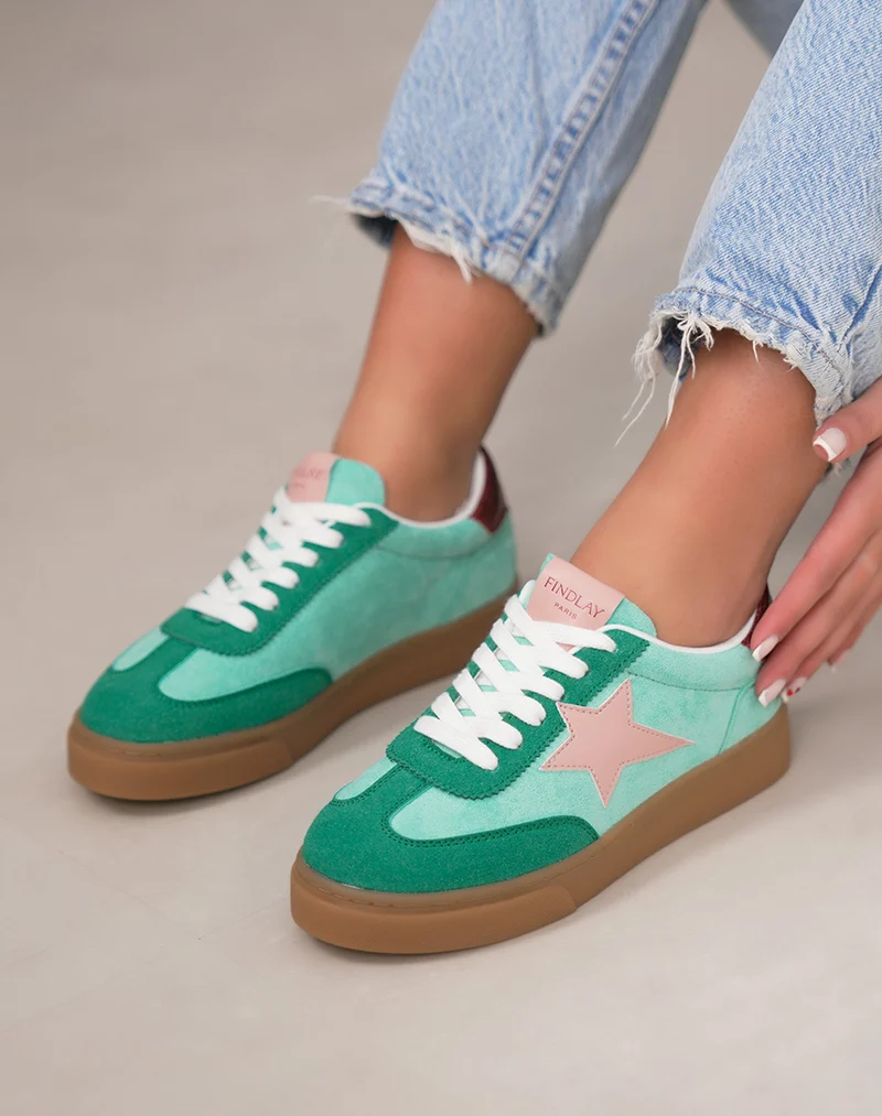 Basket femme turquoise tendance en suédine avec étoile rose et détails bordeaux