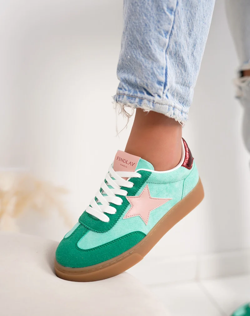 Basket femme turquoise tendance en suédine avec étoile rose et détails bordeaux