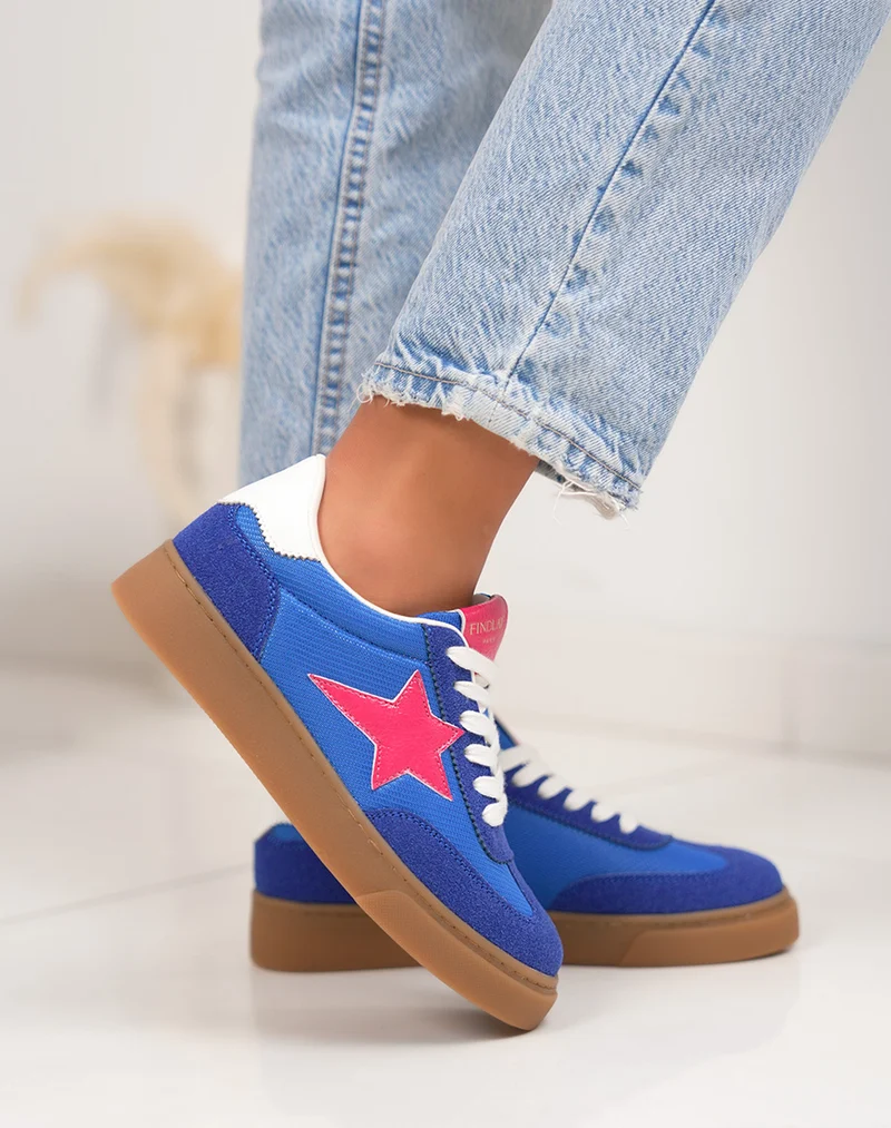 Basket femme bleue tendance en suédine avec étoile rose originale