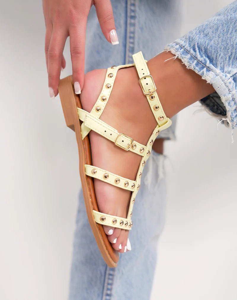 Nu-pieds femme jaunes tendance cloutés dorés à lanières fines ajustables