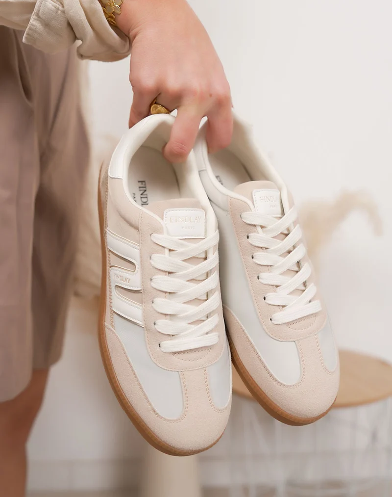 Basket femme blanche tendance à lacets avec détails beige et semelle marron