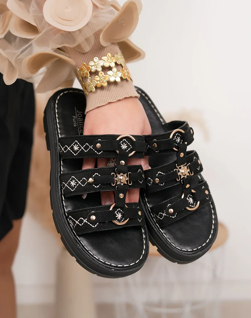 Mules femme noir tendance à triple brides brodées avec bijou soleil doré et plateforme crantée