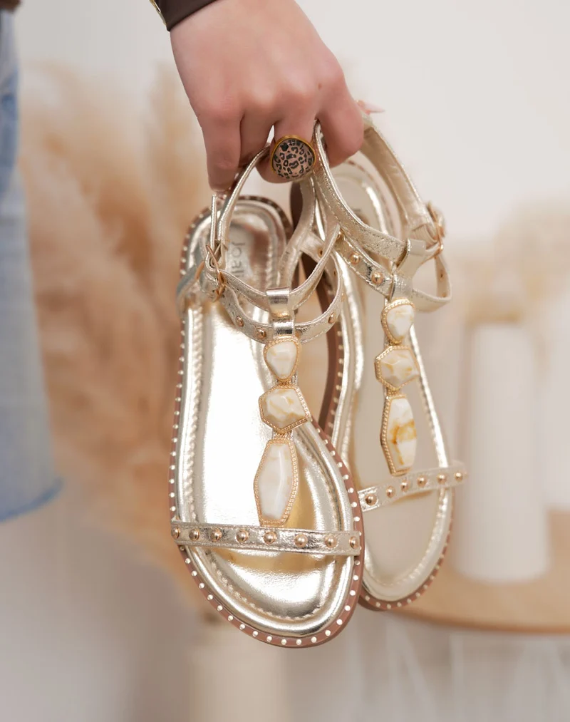 Nu-pieds femme doré tendance avec clous décoratifs et pierres élégantes