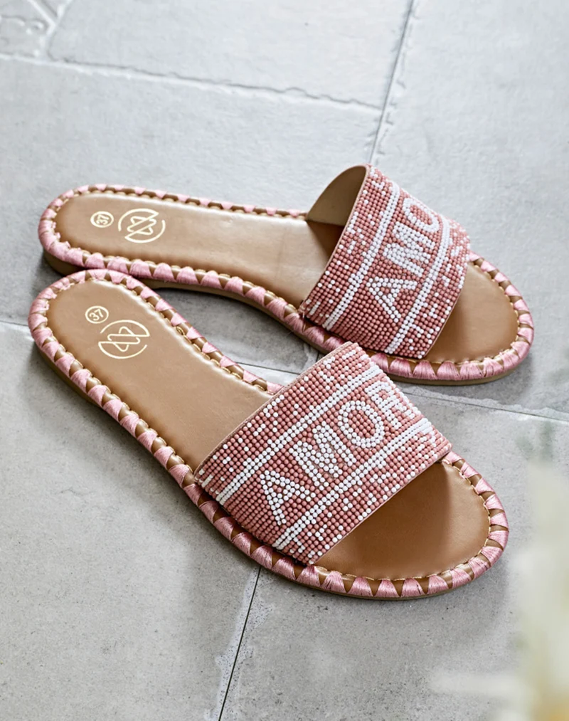 Mules roses à bride avant à inscription perlée