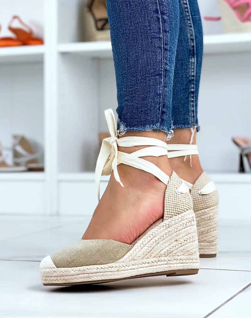 Compensées style espadrilles en toile beige foncé à lacets