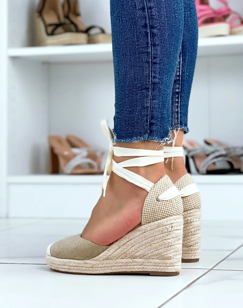 Compensées style espadrilles en toile beige foncé à lacets