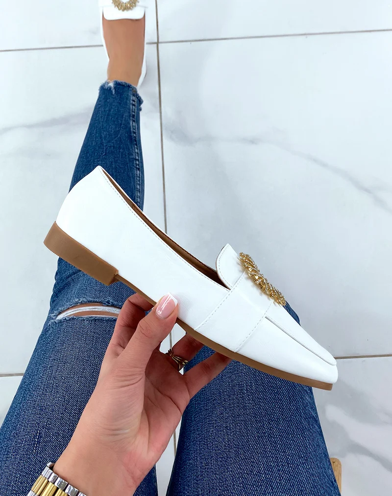 Mocassins blancs avec détail doré