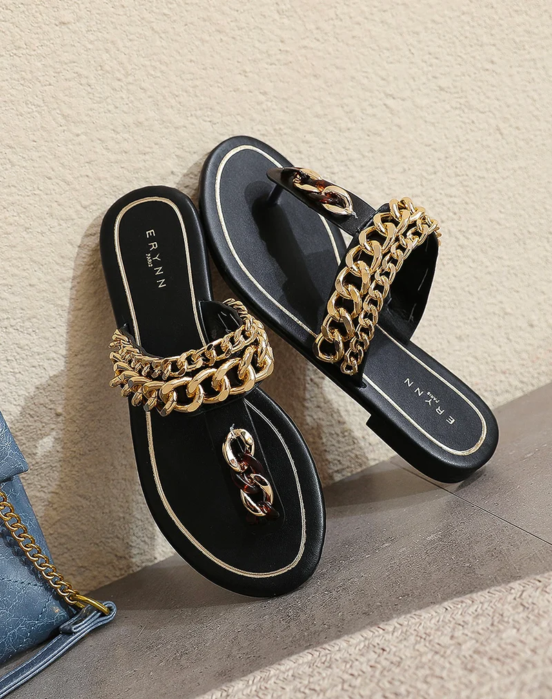 Mules à entredoigt noires avec chaines dorées