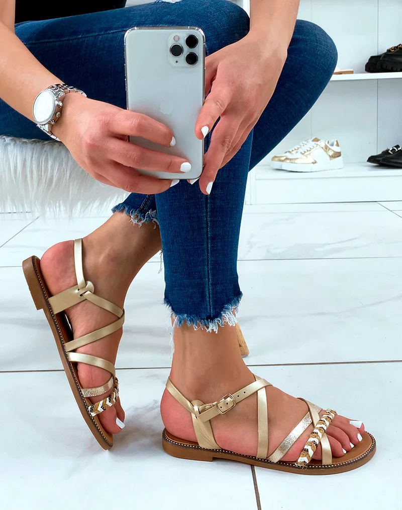 Nu-pieds dorés à multiples brides à motifs