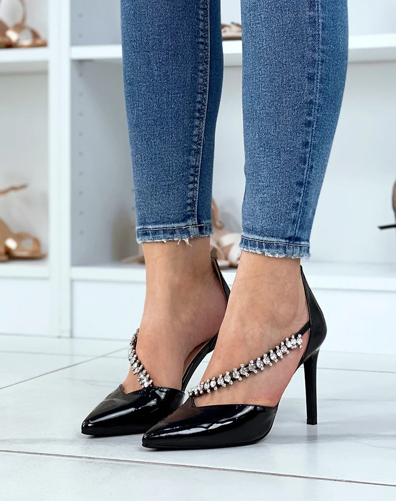 Escarpins noirs vernis avec lanière à strass et talon aiguille