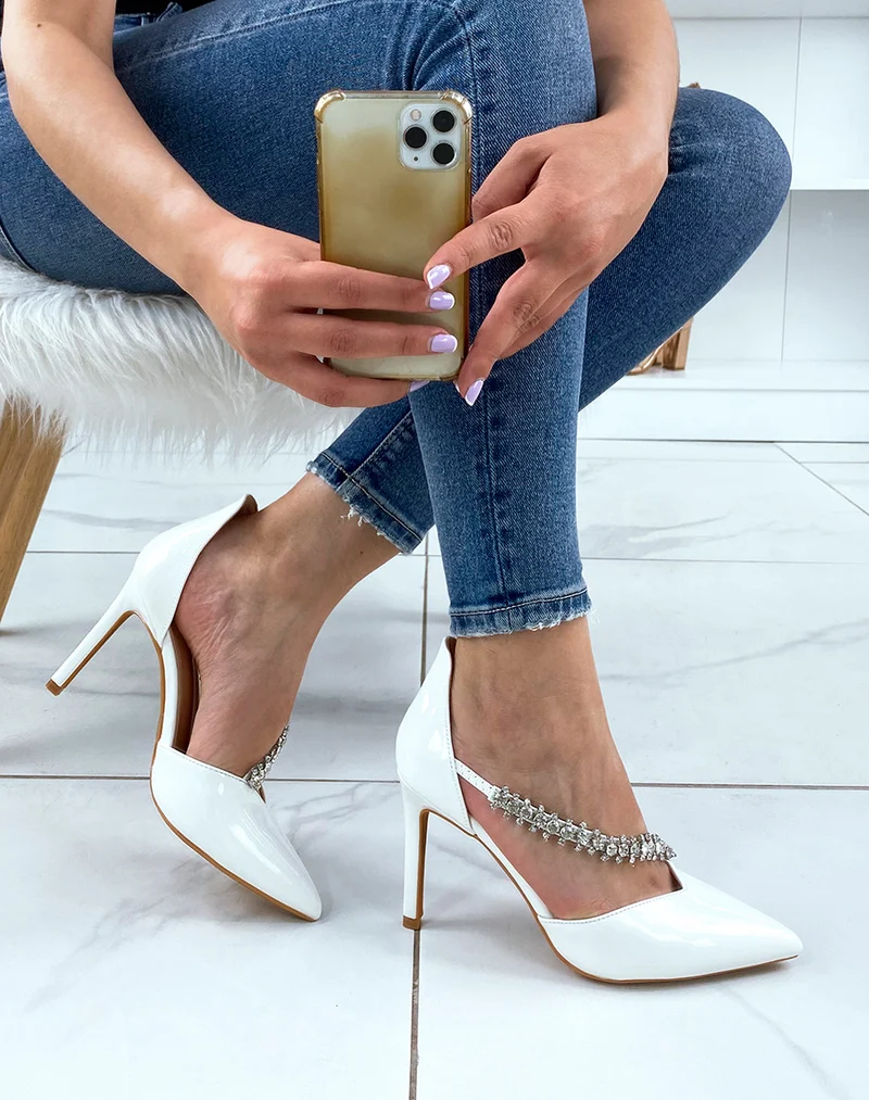 Escarpins blancs vernis avec lanière à strass et talon aiguille