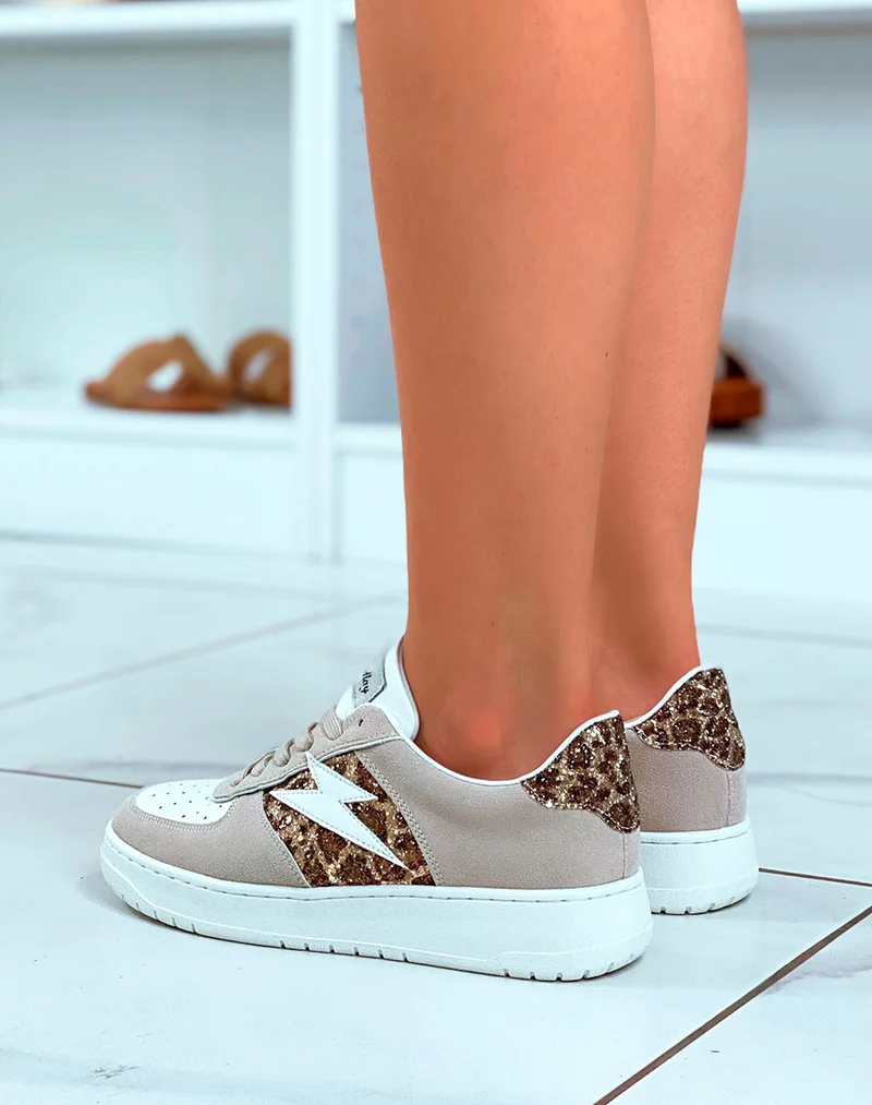 Baskets en suédine beige et motif léopard pailleté
