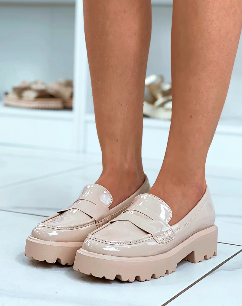 Mocassins beige vernis à semelle épaisse et crantée